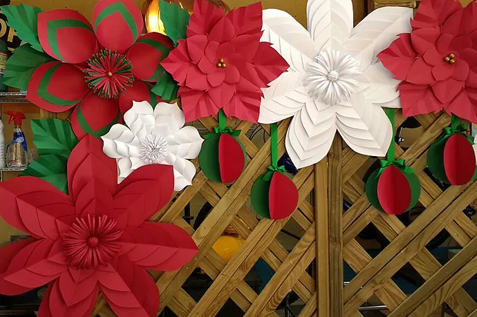 How to decorate a Christmas tree with paper flowers